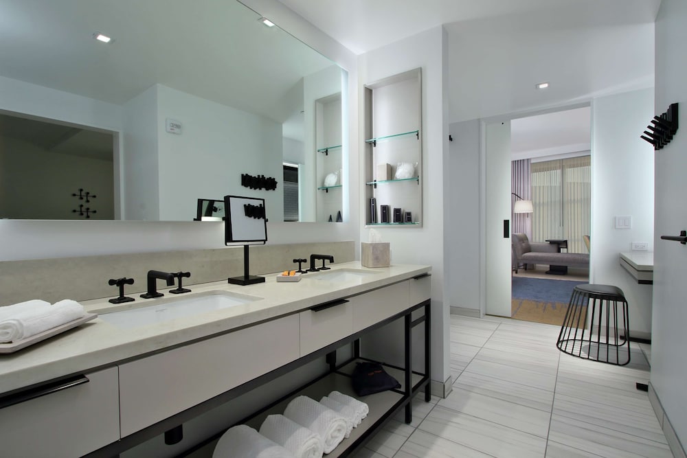 Suite, 1 Bedroom, Accessible (Roll-In Shower) - Photo 3