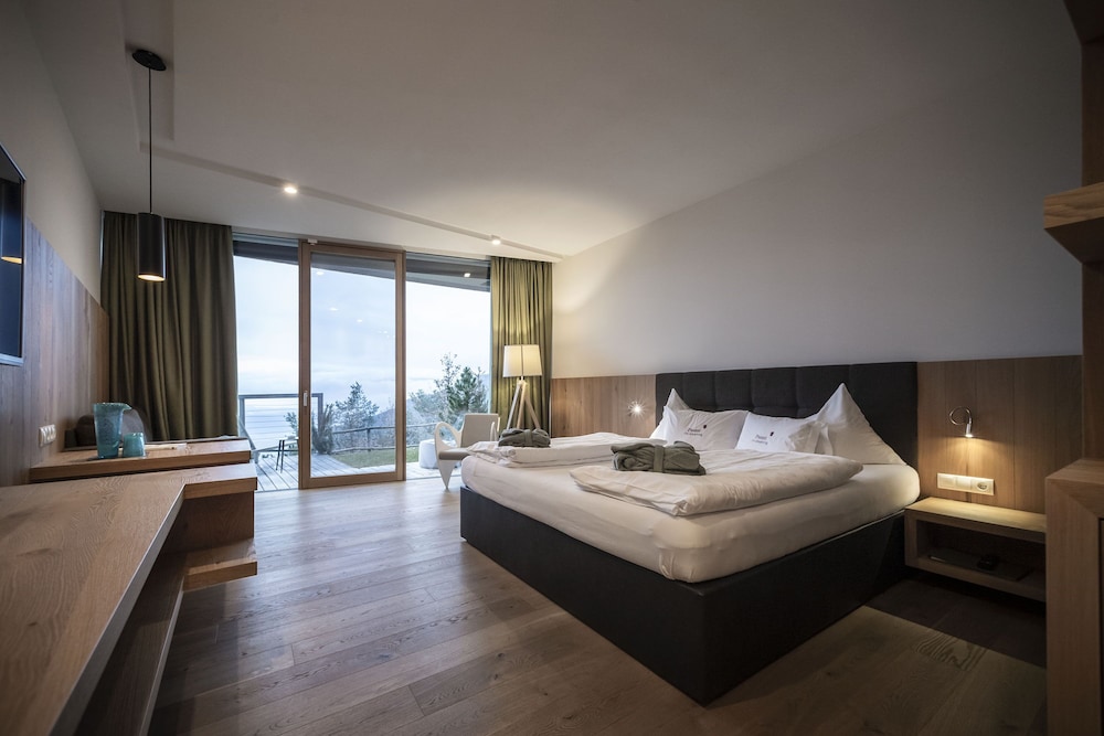 Design Suite, 1 King Bed, Balcony photo 3