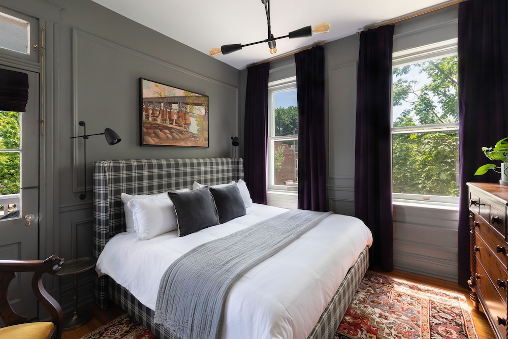 Superior Room, 1 King Bed, Non Smoking, Balcony