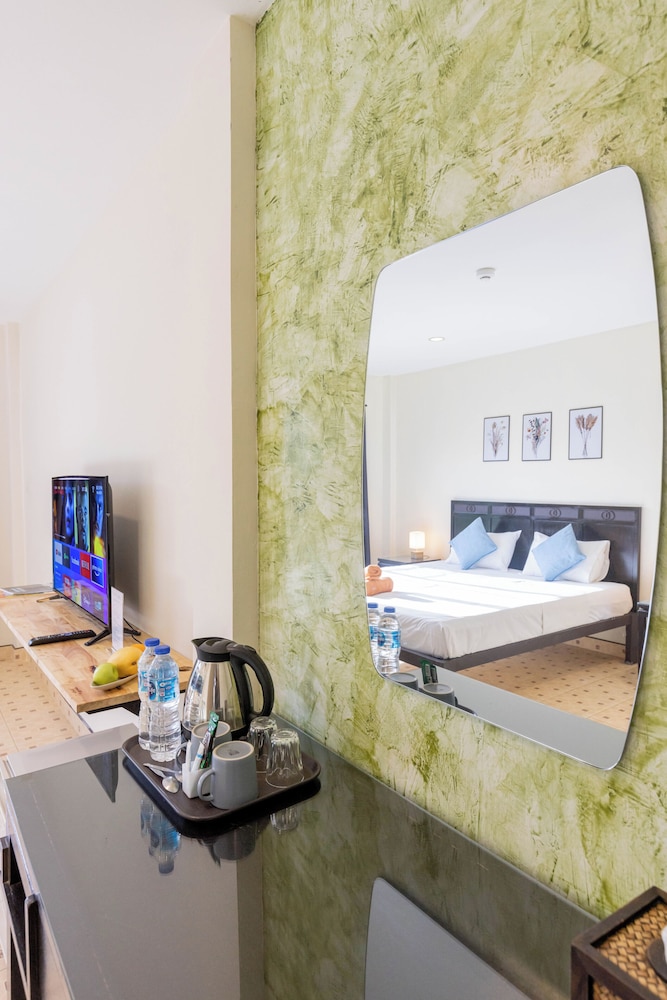 Superior Room, 1 King Bed photo 3