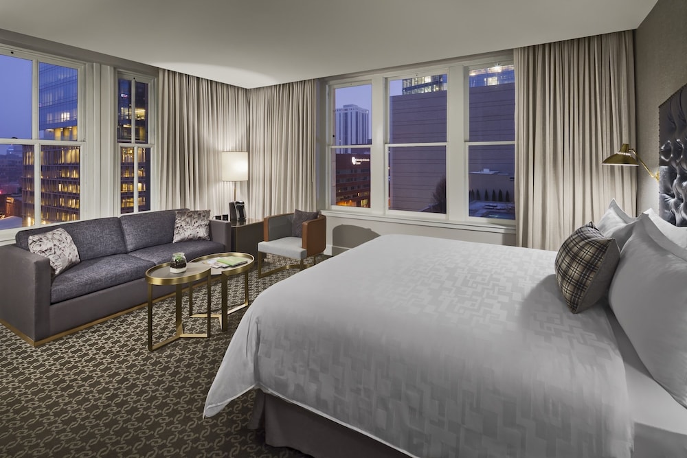Deluxe Room, 1 King Bed, Corner photo 1