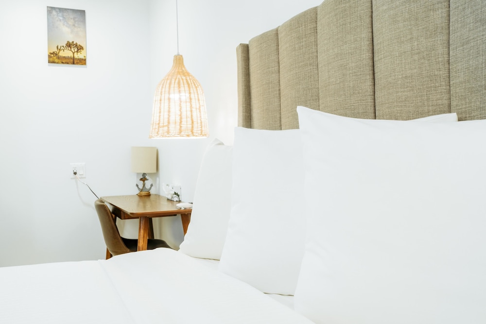 Deluxe Room, 1 King Bed, Non Smoking - Photo 11