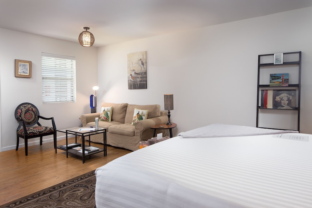Signature Room, 1 King Bed with Sofa bed, Courtyard View (5) photo 2
