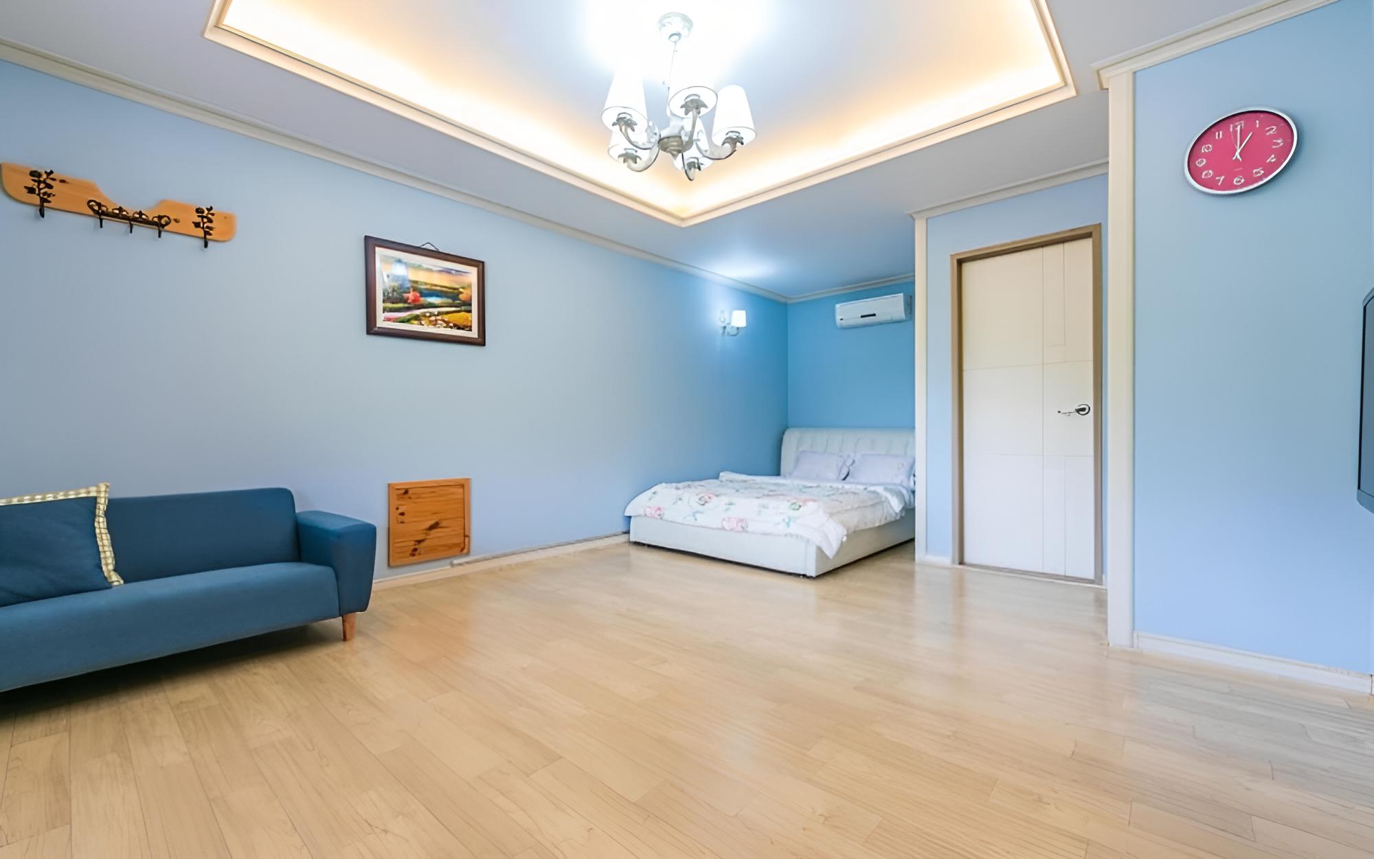 Room (Indigo sky)