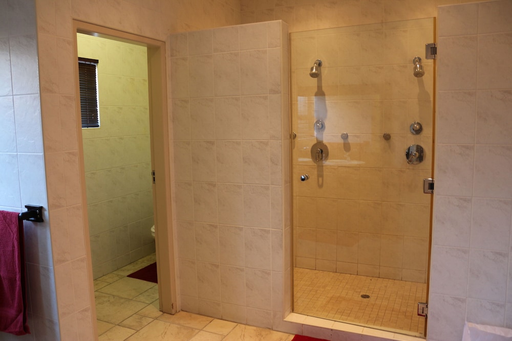 Elite Double Room, 1 King Bed, Ensuite photo 2