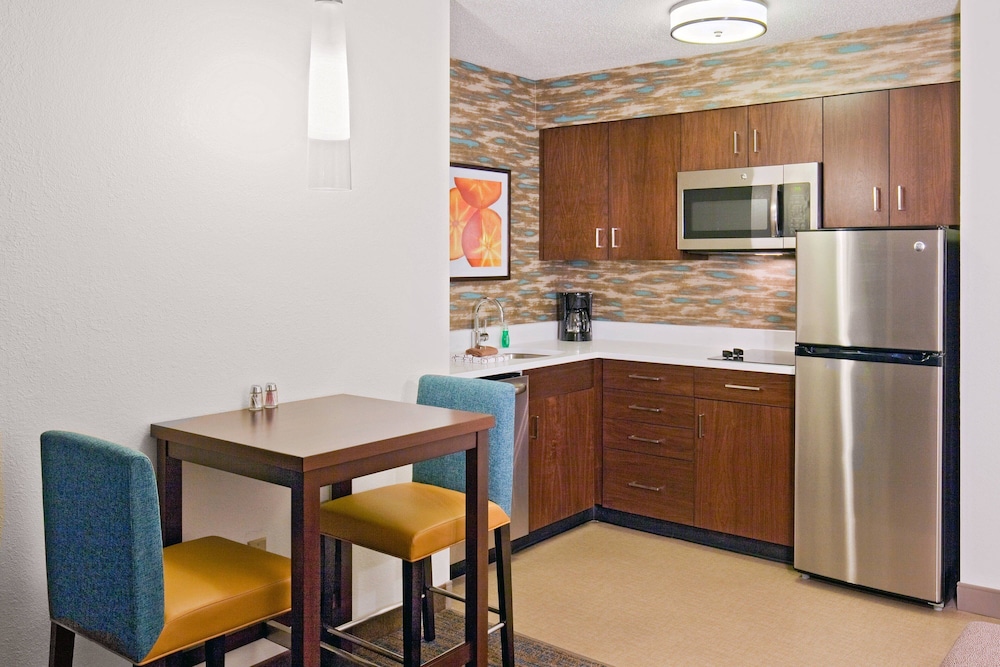 Suite, 2 Bedrooms - Photo 3