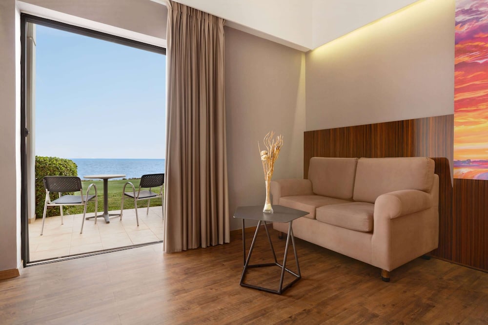Executive Room, 1 King Bed, Non Smoking, Sea View - Photo 4