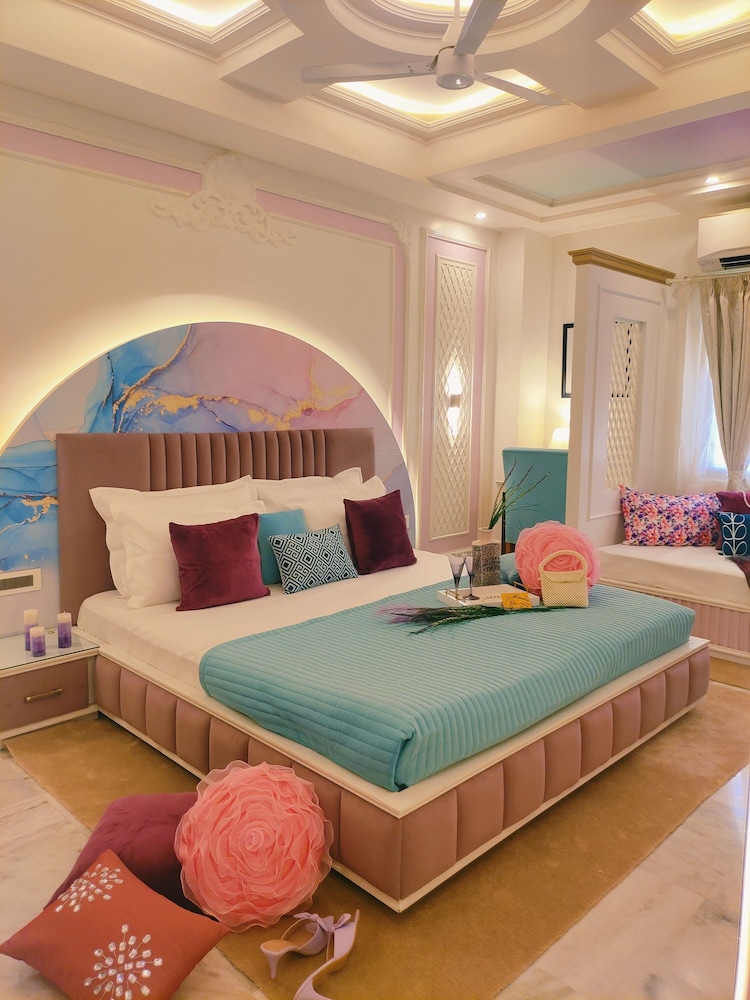 Lavender Theme Neo modern Room with Purple designer Bed & Extra Day bed photo 2