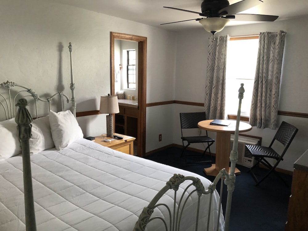 Room (The Retreat)
