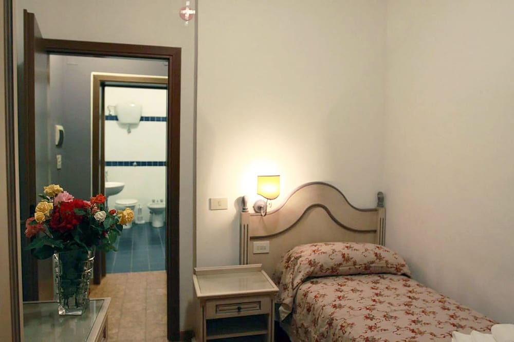 Single Room photo 2
