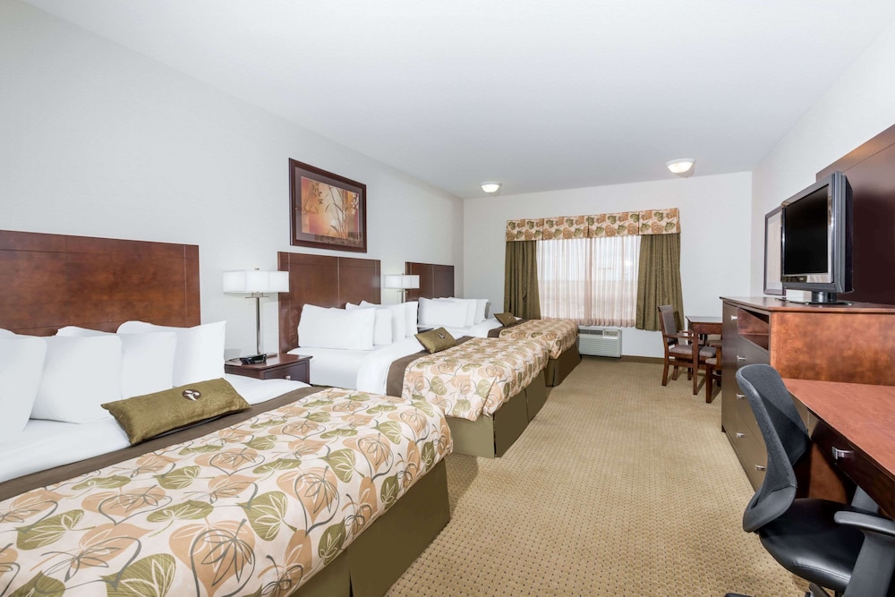 Deluxe Room, Non Smoking, Refrigerator & Microwave (3 Queen Beds)