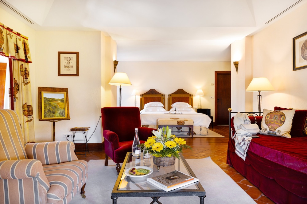 Suite - Photo 1