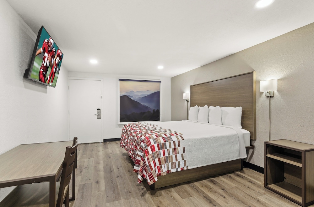 Deluxe Room, 1 King Bed, Smoking, Kitchenette photo 3