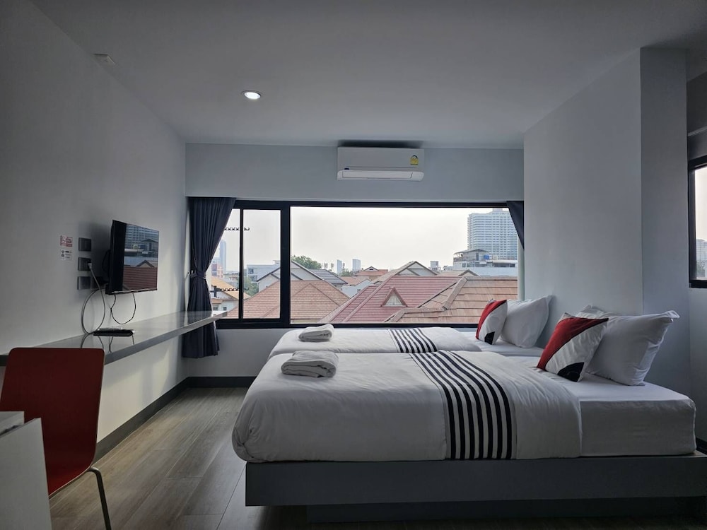 Deluxe Room, Multiple Beds, Private Bathroom, City View photo 1