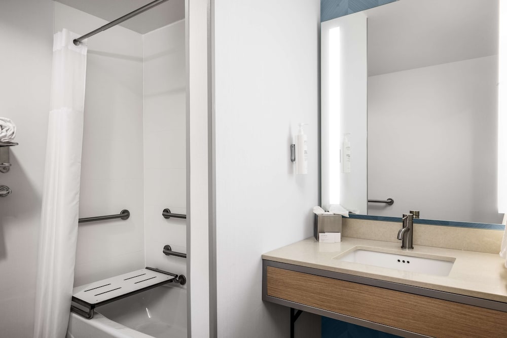 Deluxe Suite, 1 Bedroom, Accessible, Bathtub - Photo 8