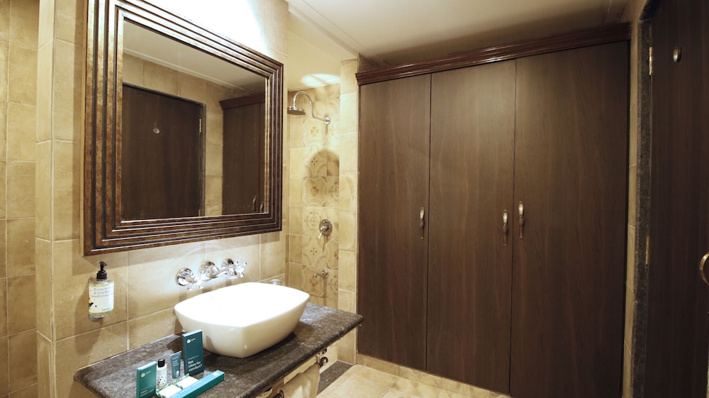 Regalia (Bathtub) photo 2