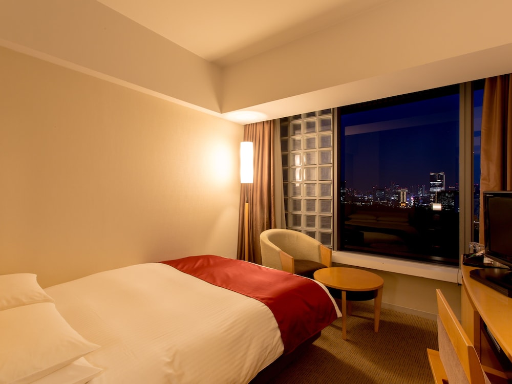 Semi Double Room Smoking (140cm bed width / Palace Side)