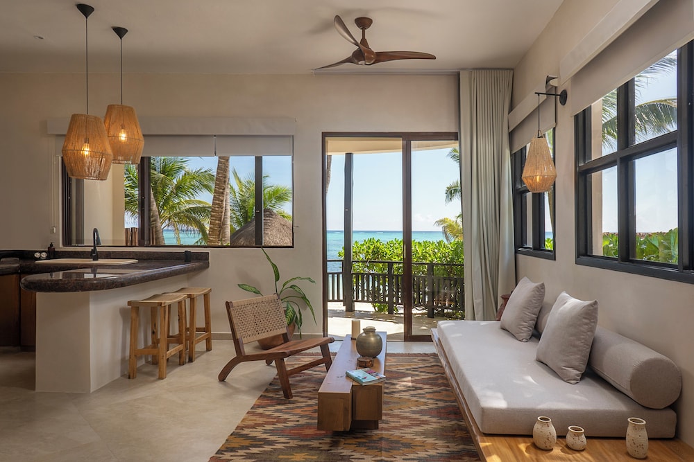 Premium Studio, Private Pool, Beachfront