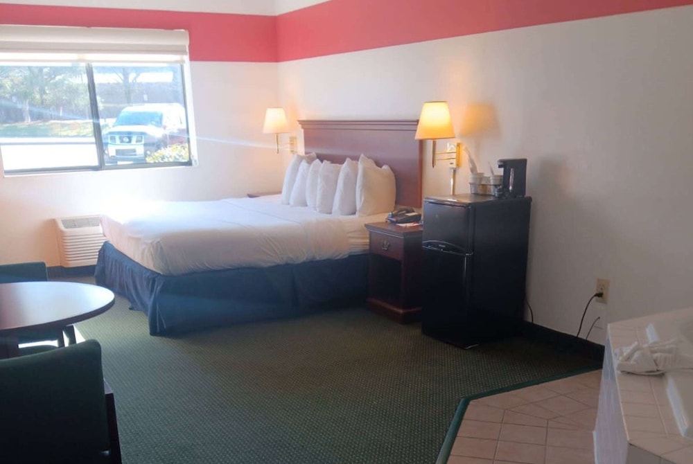 Suite, 1 King Bed, Smoking, Jetted Tub - Photo 2