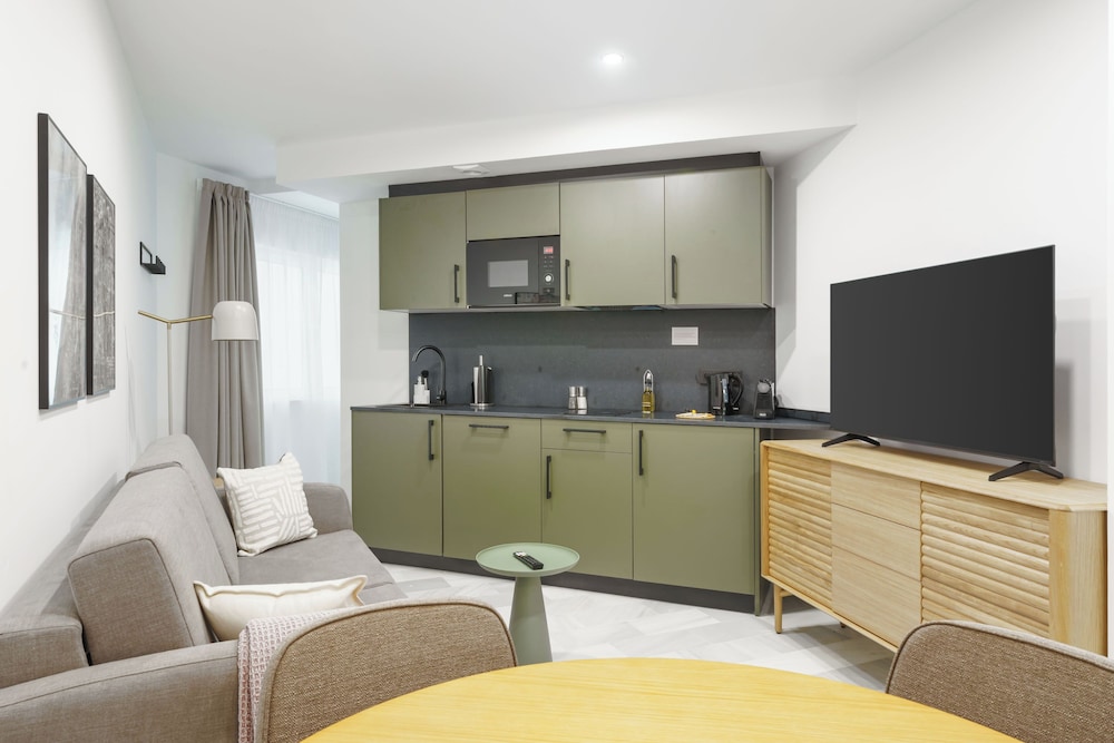 One-Bedroom Comfort Apt with Sofa Bed