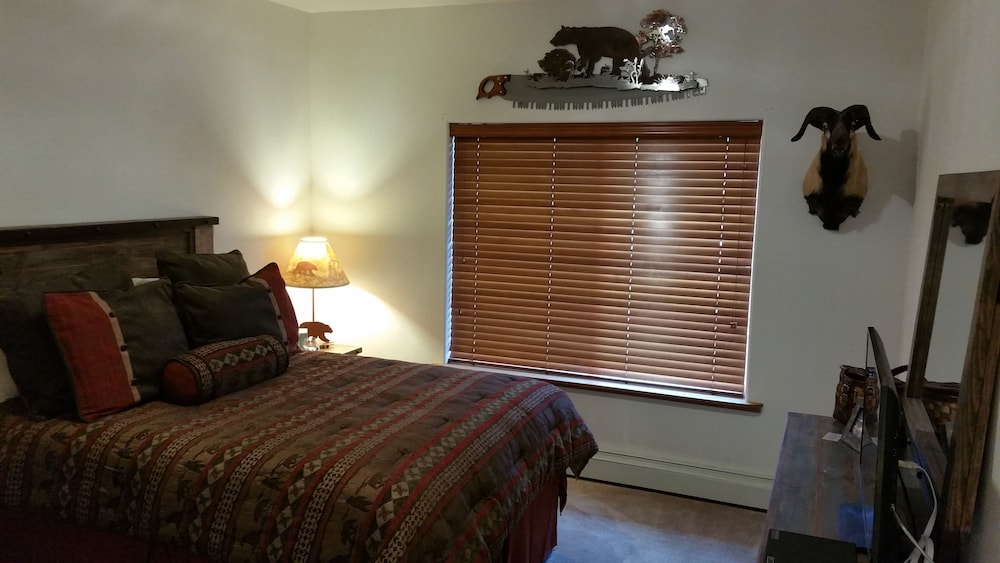Standard Room, 1 Queen Bed, Shared Bathroom photo 1