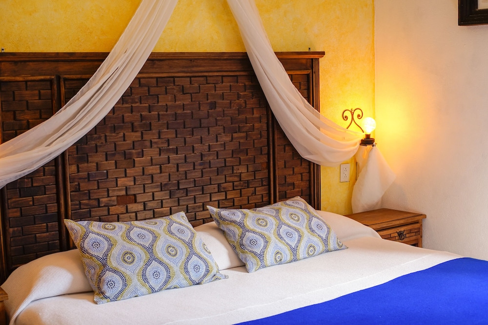 Comfort Room, 1 King Bed, Non Smoking, Courtyard View photo 3