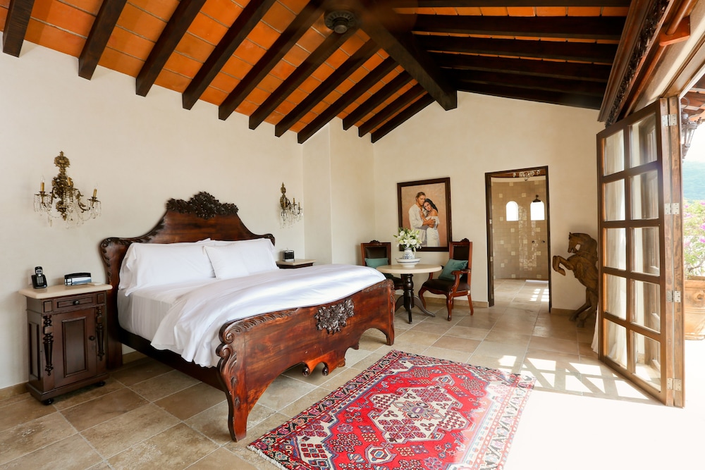 RICHARD BURTON SUITE