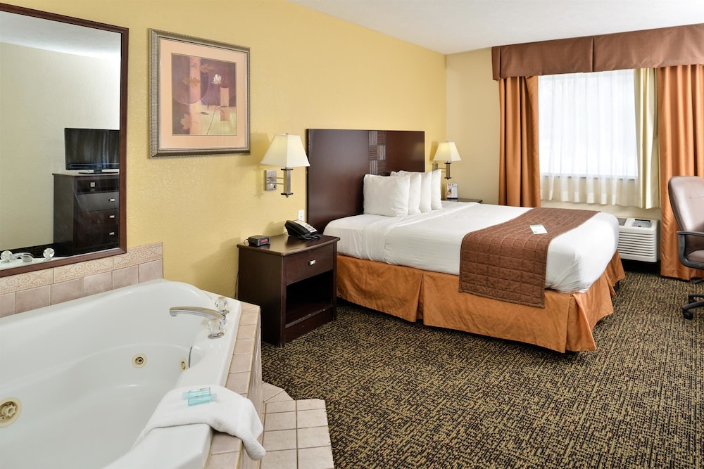 Standard Room, 1 King Bed, Non Smoking, Jetted Tub - Photo 3