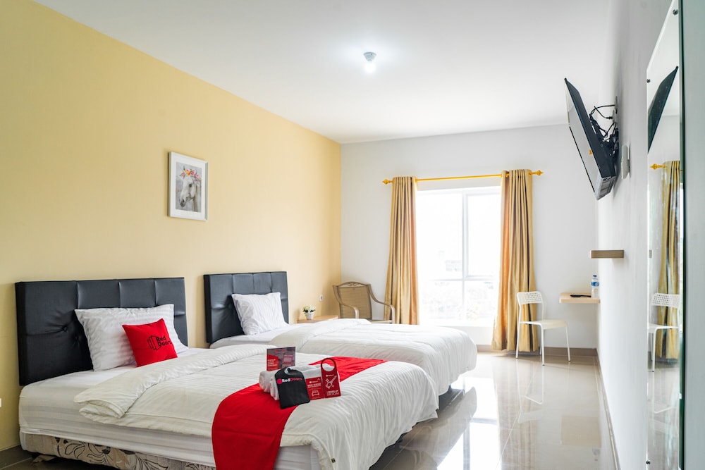 Twin Room (RedDoorz) - Photo 1