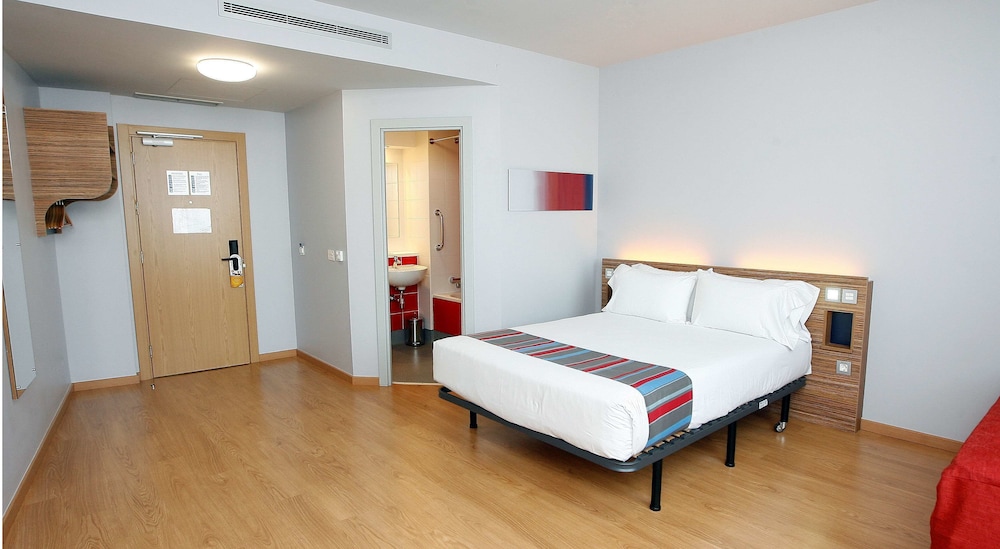 Family Room (Min 3 people occupancy) - Photo 7