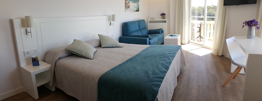 Junior Double or Twin Room, Balcony, Partial Sea View (2 Adults + 2 Children) photo 2