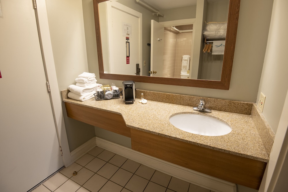 Room, 2 Queen Beds (Pet Friendly for a $30 fee) photo 3