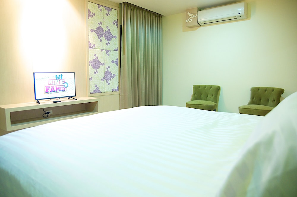Suite - Photo 1