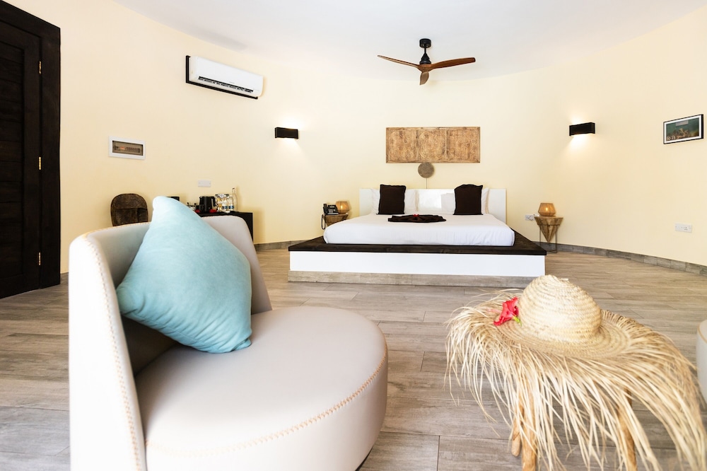 Executive Suite, Private Pool