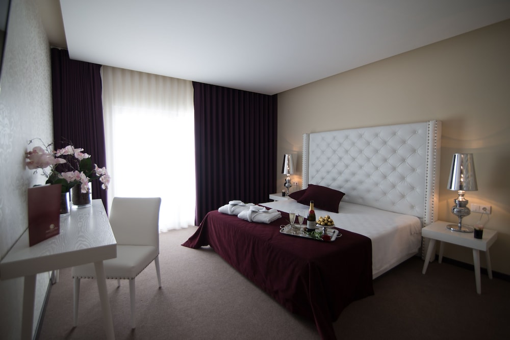 Deluxe Suite, Bathtub - Photo 3