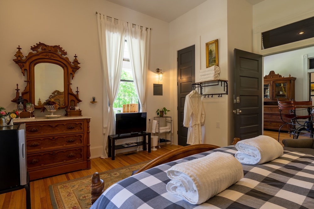 Classic Room, 1 Queen Bed photo 3