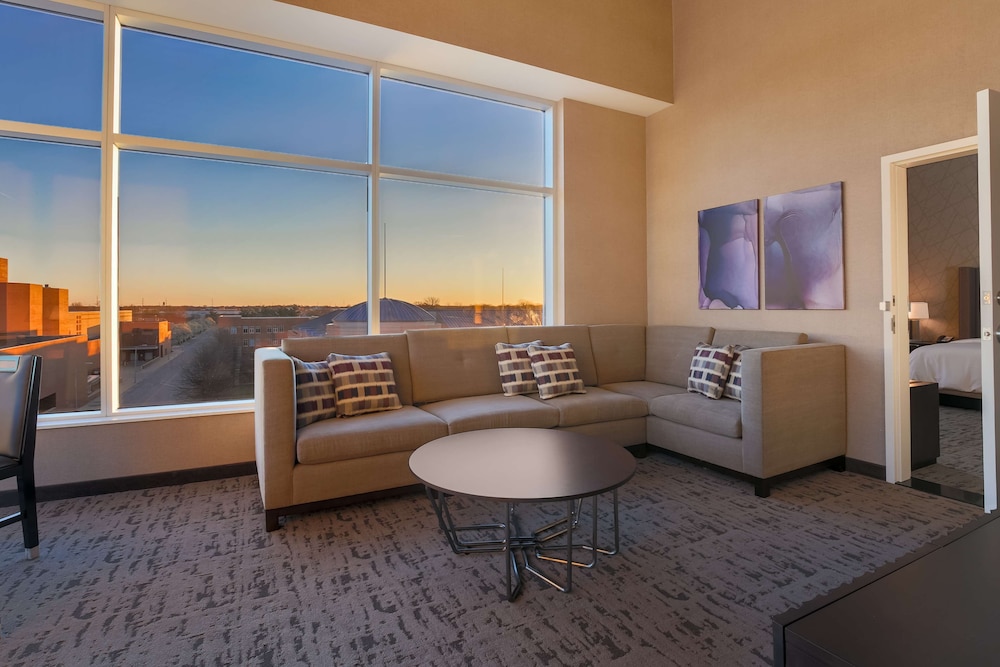 Suite, 1 King Bed, Accessible, Corner (Mobility & Hearing, Roll-in Shower) photo 1