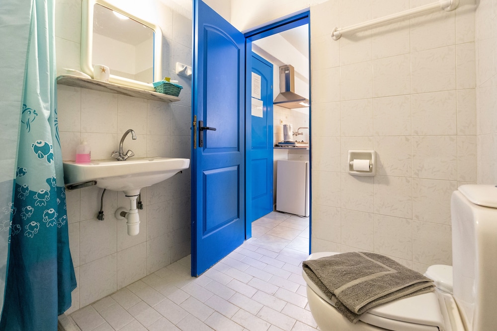 Economy Quadruple Room (Semi-Basement), No View photo 2
