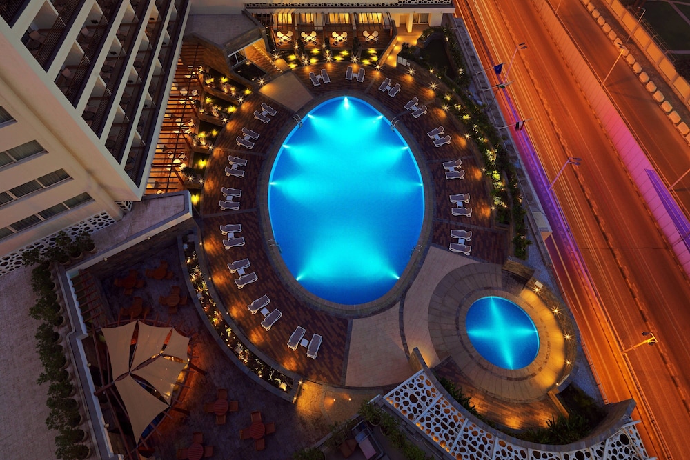 Club Suite, 1 King Bed, Pool View (Corner) - Photo 5