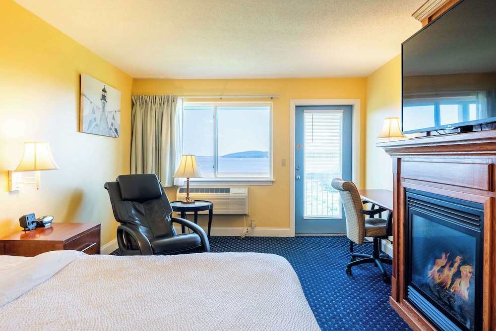 Deluxe Room, 1 King Bed, Fireplace, Bay View - Photo 3