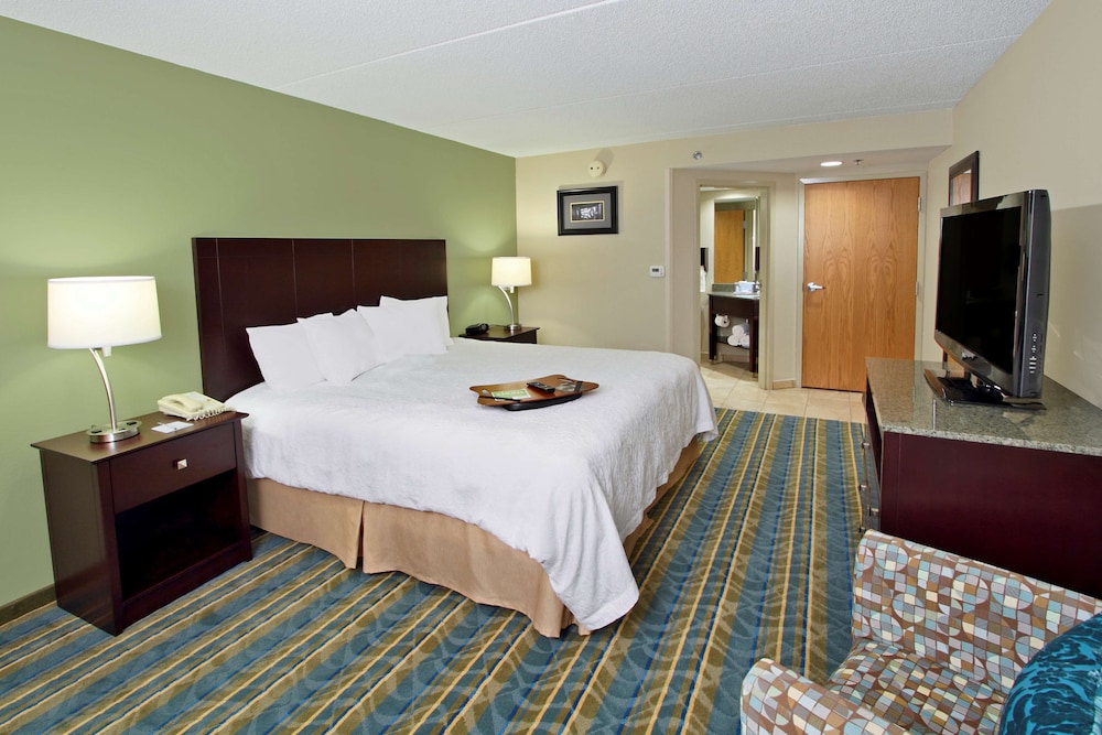 One King Bed, Non-Smoking, Accessible with Tub photo 2
