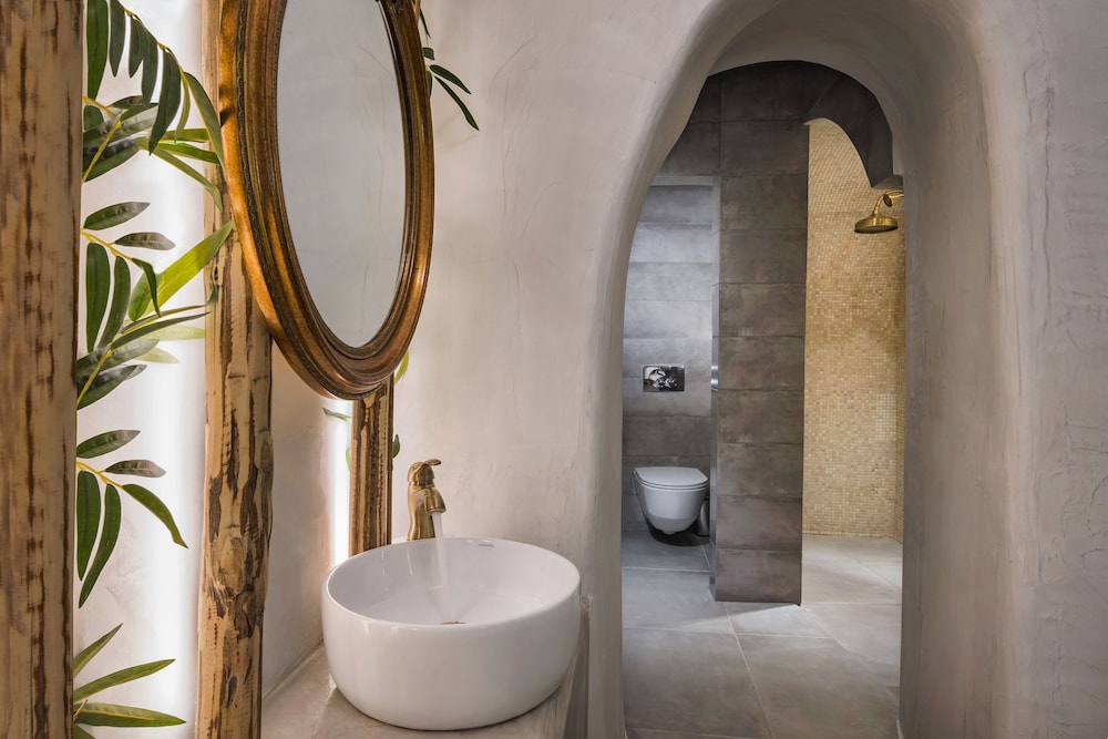 Grand Cave Suite indoor & outdoor Hot Tub - Photo 6