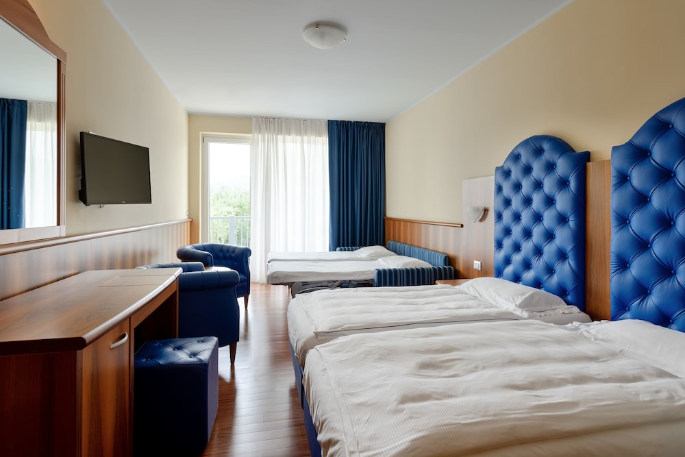 Deluxe Double Room, Lake View (3 pax) - Photo 6