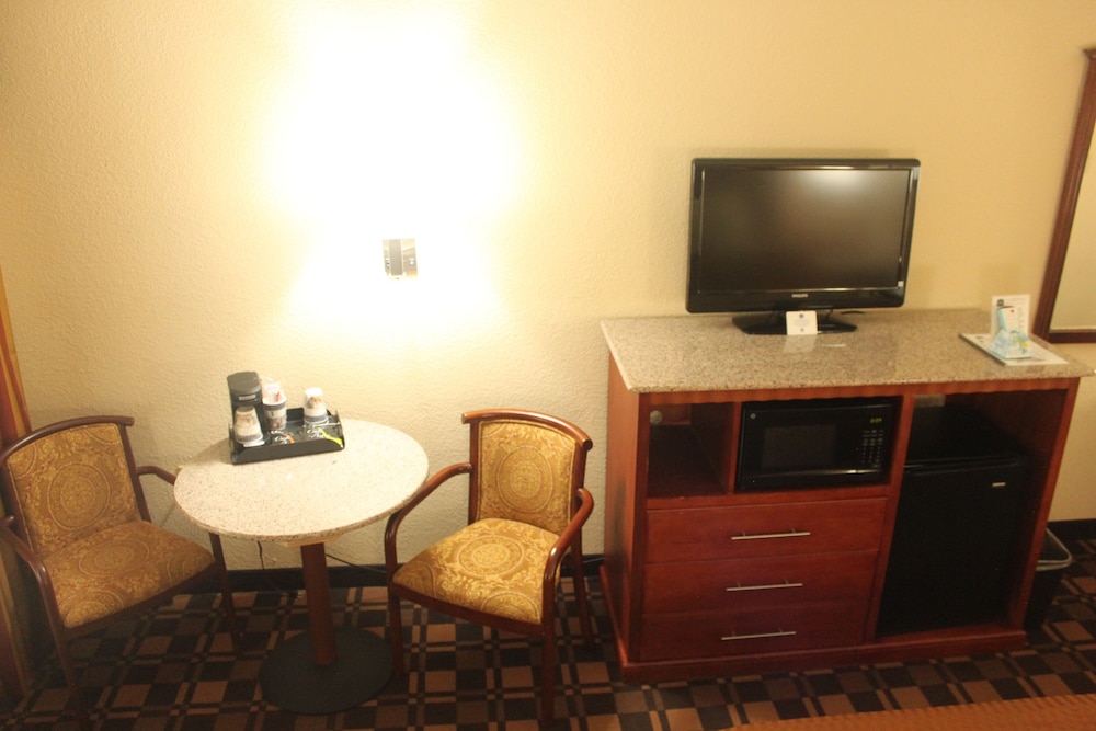 Standard Room, 1 King Bed, Accessible, Bathtub - Photo 2