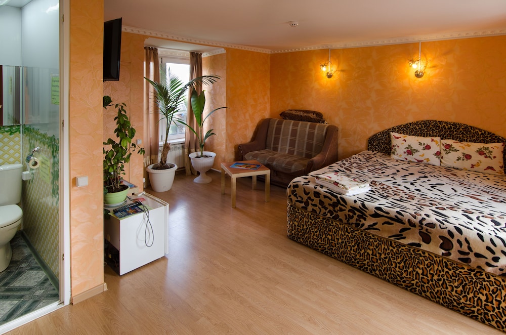 Classic Suite, 1 Double Bed, Refrigerator & Microwave photo 2