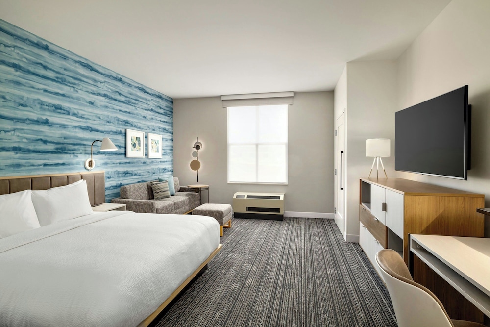 Studio Suite, 1 King Bed with Sofa bed (Mobility Accessible, Tub)