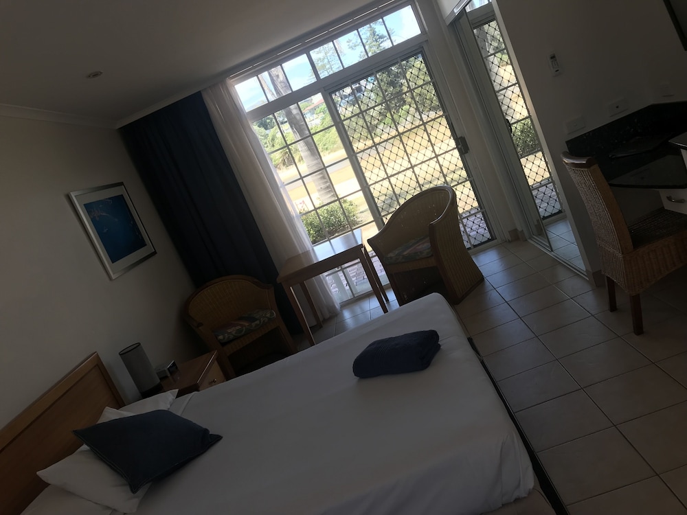 Lakefront Twin Room photo 3