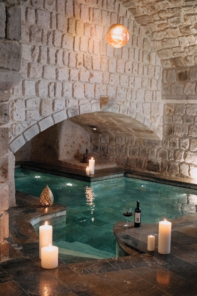 Imperial Pool Suite - Photo 1