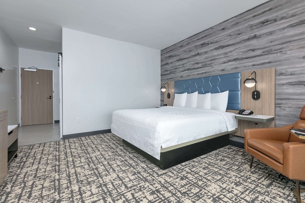 Room, 1 King Bed, Refrigerator & Microwave - Photo 1