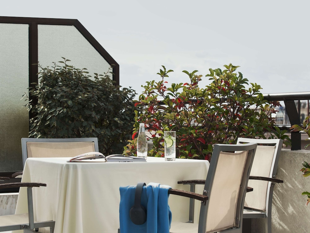 Executive Room With Balcony, 1 double bed or 1 double bed with sofa bed thumbnail 6